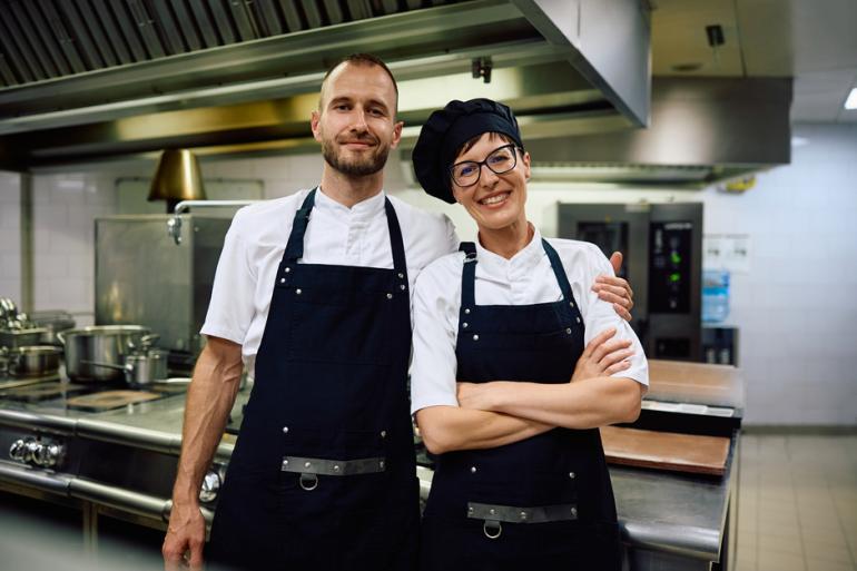 Hombre y mujer cocineros